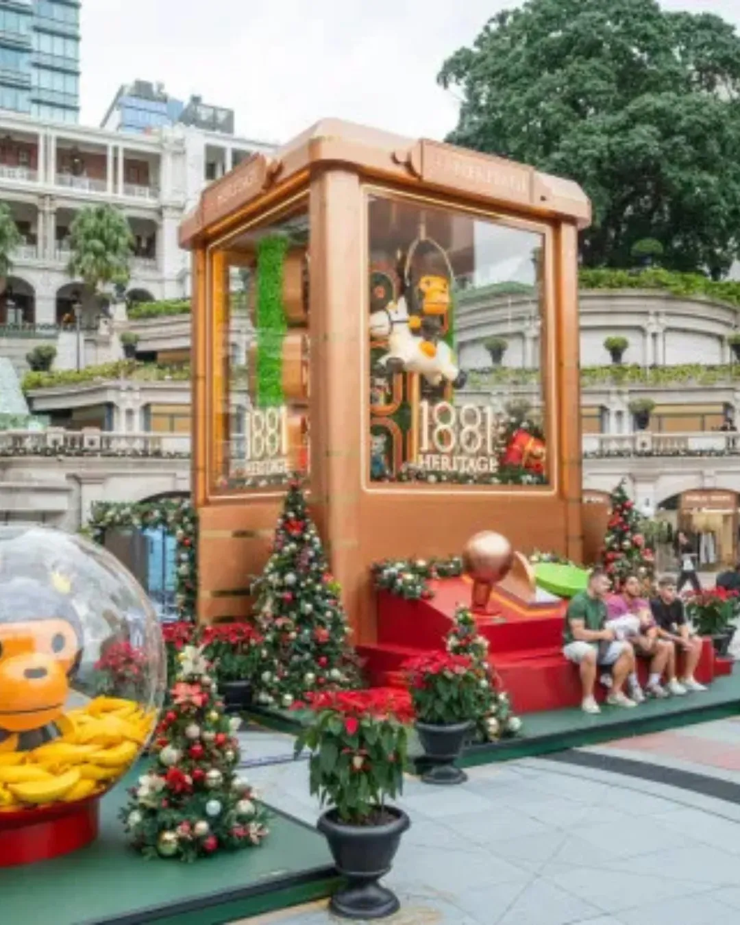 1881 x BAPE 巨型聖誕裝置