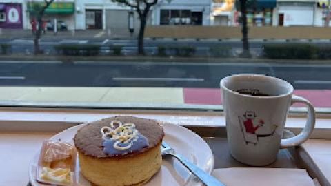 【2026 大阪。神戶8天遊】神戶│三宮 ♥ 關西知名連鎖咖啡店 Holly's Cafe 邊看電車邊嘆咖啡
