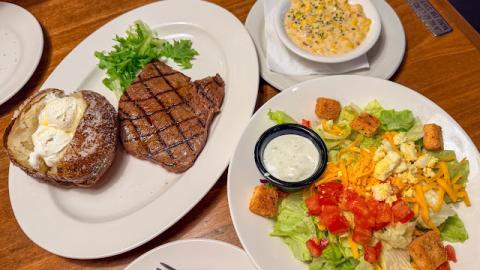 【台北】美食．Texas Roadhouse｜信義區美式牛排推薦，現切牛排、大份量餐點，聚餐慶生首選