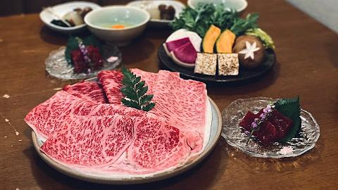 專人全程燒肉日本A5和牛關西風壽喜燒〶 喰楽