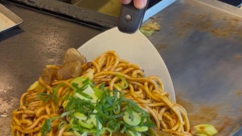 【VLOG】神戶│三宮 ♥ 神戶地道美食│價錢親民的鐵板現炒 ♥ 牛筋蒟蒻炒麵 ♥ 長田本庄軒