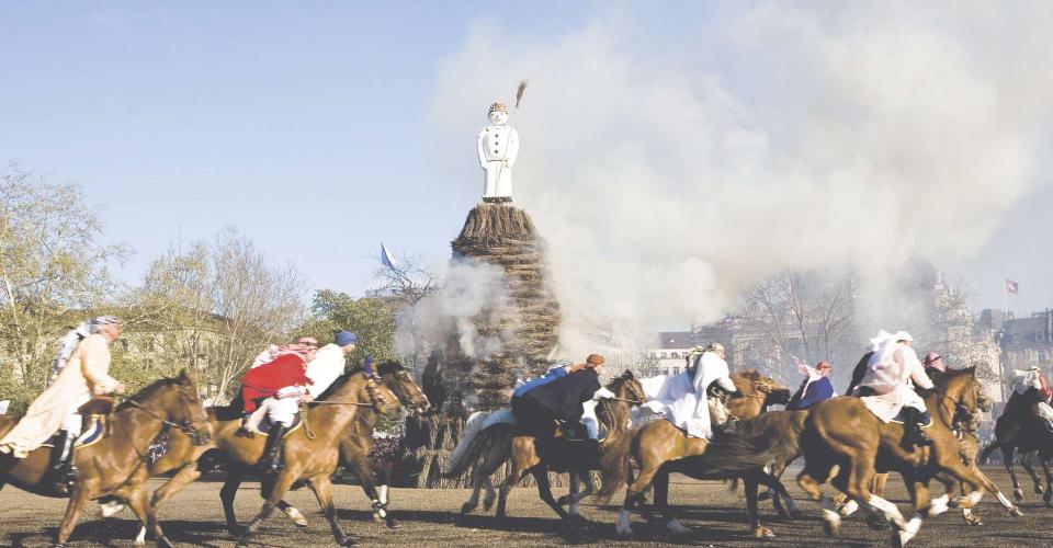 參加者在Sechseläuten節日中騎馬，背景是燃燒的雪人Böögg，象徵冬天的結束。