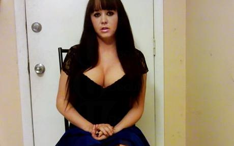 孰真孰假？美國女子隆乳隆出三個乳房