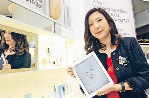 Clinique品牌香港總經理劉潔心介紹去年引入的iPad自助皮膚分析系統。