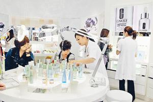 Clinique注入「Story-telling」元素，增互動空間及推自助購物體驗，冀終結「請勿觸摸」的拘謹模式；圖為本港首間試行的ifc專門店。