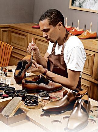 早前來自法國的調色師傅來港示範如何用一對巧手，用鞋油把一對又一對鞋添上不同的獨特「粧容」。原來一對淺色的皮鞋，顏色由淺至深可變更達 5 次之多 。