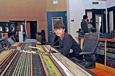 軒仔在自家投資的廣州錄音室製作新碟,感覺如在家般親切。 軒仔在自家投資的廣州錄音室製作新碟,感覺如在家般親切。