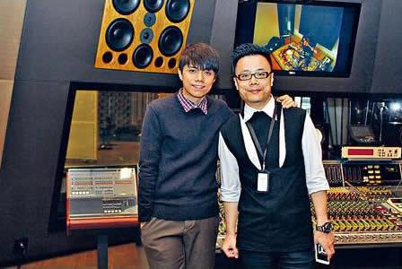 大碟監製 Johnny Yim 跟張敬軒合作多時,新碟中的鋼琴部分主要由他彈奏。 大碟監製 Johnny Yim 跟張敬軒合作多時,新碟中的鋼琴部分主要由他彈奏。