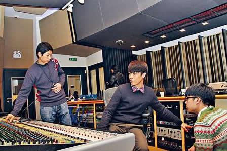 除了負責演唱,兼任監製的軒仔對製作工序倍加落力。 除了負責演唱,兼任監製的軒仔對製作工序倍加落力。