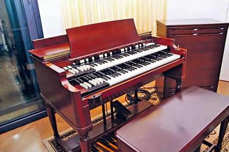 喜愛在世界各地搜集懷舊樂器的張敬軒,錄音室內隨處可見其收藏。 喜愛在世界各地搜集懷舊樂器的張敬軒,錄音室內隨處可見其收藏。