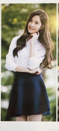 作為韓國人氣女子天團的少年時代雖然工作繁重，但成員們都不忘要為自己自我增值，好似其中允兒和徐玄今年順利在東國大學畢業，二人早前在十月中拍攝的畢業照更在近日被公開，不少網民看過她們的畢業照後都不禁慨嘆二人的氣質，不枉她們被不少「少男少女」封為心目中的「女神」。