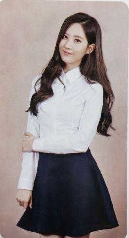 作為韓國人氣女子天團的少年時代雖然工作繁重，但成員們都不忘要為自己自我增值，好似其中允兒和徐玄今年順利在東國大學畢業，二人早前在十月中拍攝的畢業照更在近日被公開，不少網民看過她們的畢業照後都不禁慨嘆二人的氣質，不枉她們被不少「少男少女」封為心目中的「女神」。