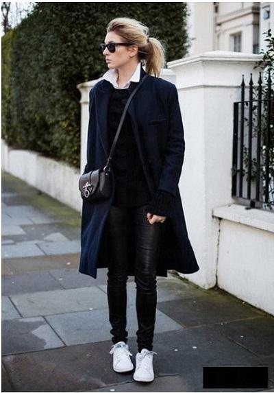 氣溫下降，對於手腳冰冷的女生們又是大褸出動的時候了！以為大衣只可以配上長靴？！大錯特錯！近年已經開始流行大衣配襯運動鞋，時尚的同時亦輕便，一起來看看可以怎樣穿搭吧！