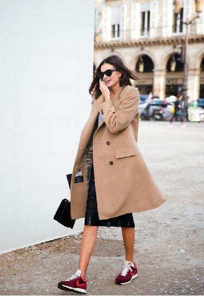 氣溫下降，對於手腳冰冷的女生們又是大褸出動的時候了！以為大衣只可以配上長靴？！大錯特錯！近年已經開始流行大衣配襯運動鞋，時尚的同時亦輕便，一起來看看可以怎樣穿搭吧！