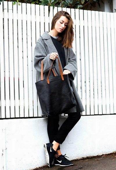 氣溫下降，對於手腳冰冷的女生們又是大褸出動的時候了！以為大衣只可以配上長靴？！大錯特錯！近年已經開始流行大衣配襯運動鞋，時尚的同時亦輕便，一起來看看可以怎樣穿搭吧！