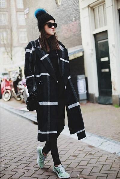 氣溫下降，對於手腳冰冷的女生們又是大褸出動的時候了！以為大衣只可以配上長靴？！大錯特錯！近年已經開始流行大衣配襯運動鞋，時尚的同時亦輕便，一起來看看可以怎樣穿搭吧！