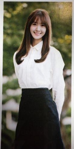 作為韓國人氣女子天團的少年時代雖然工作繁重，但成員們都不忘要為自己自我增值，好似其中允兒和徐玄今年順利在東國大學畢業，二人早前在十月中拍攝的畢業照更在近日被公開，不少網民看過她們的畢業照後都不禁慨嘆二人的氣質，不枉她們被不少「少男少女」封為心目中的「女神」。