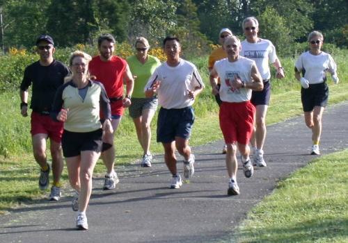其實做運動可以帶給我們許多不同的好處。除了減肥外，更重要的是可以令我們心境保持開朗。因為做運動可以令我們日常生活的焦慮和不愉快的情緒減輕，同時亦可以減輕我們的壓力，所以有時間的話不妨去跑跑步，動起來吧！