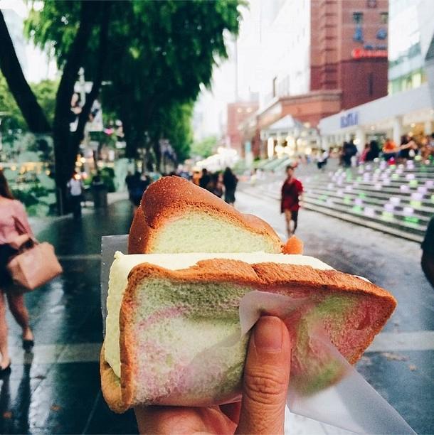 一個人旅行拍照的新方法！新加坡女孩吃著美食遊世界
