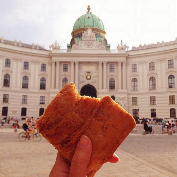 一個人旅行拍照的新方法！新加坡女孩吃著美食遊世界