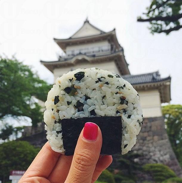 一個人旅行拍照的新方法！新加坡女孩吃著美食遊世界