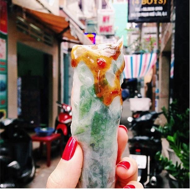 一個人旅行拍照的新方法！新加坡女孩吃著美食遊世界