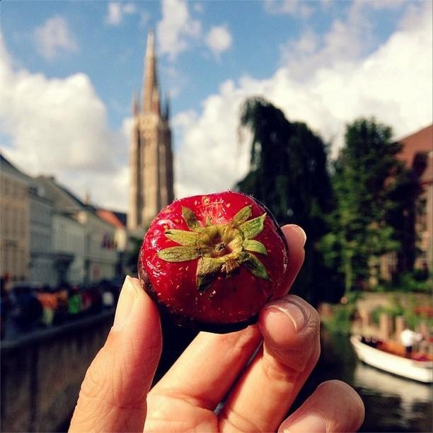 一個人旅行拍照的新方法！新加坡女孩吃著美食遊世界