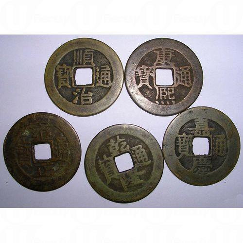 化解之法:可在家中兩個流年病位,即全屋西北方及正東方放置五個銅錢用以代煞,增強健康運。而且,可在流年正財位,即正南位,放置八粒啡色石頭在一杯水內提升財運。另外可配戴玉鼠、玉豬。 化解之法:可在家中兩個流年病位,即全屋西北方及正東方放置五個銅錢用以代煞,增強健康運。而且,可在流年正財位,即正南位,放置八粒啡色石頭在一杯水內提升財運。另外可配戴玉鼠、玉豬。