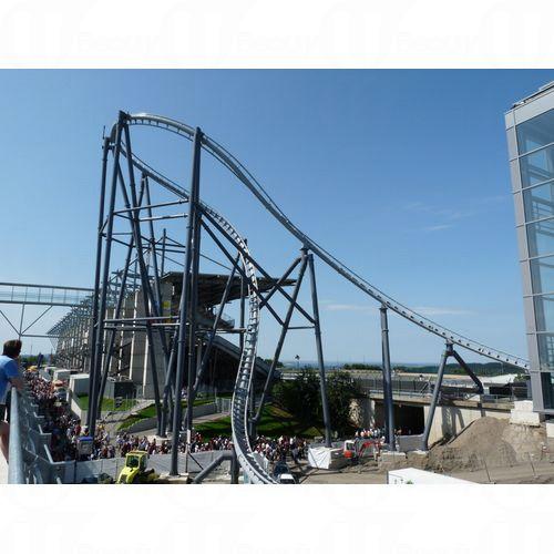 位於德國的Nürburg賽車場,以斥資一千七百萬美元完美打造的Ring Racer。過山車啟動三秒後即飆升至 106英里,為玩家帶來無比刺激的旅程。 位於德國的Nürburg賽車場,以斥資一千七百萬美元完美打造的Ring Racer。過山車啟動三秒後即飆升至 106英里,為玩家帶來無比刺激的旅程。