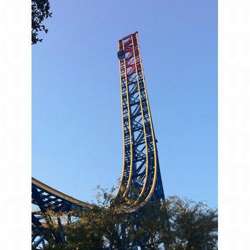 位於美國Los Angeles的Six Flags Magic Mountain公園,為九十年代全球最高最快的過山車,其最大特點為 以148km/h倒後行駛,比子彈還要快的速度。 位於美國Los Angeles的Six Flags Magic Mountain公園,為九十年代全球最高最快的過山車,其最大特點為 以148km/h倒後行駛,比子彈還要快的速度。