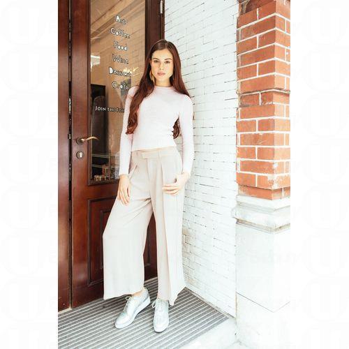 而第二部份則以溫和的色系、清晰的線條、傳統的羊毛質料來代表城市中的建築。這部份是為年輕的職業女孩而設。她們喜歡衣櫥裡的建構、當代經典及和諧感。