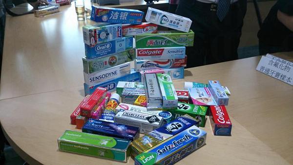 近期消委會針對牙膏的調查，讓一向自以為的「護齒一族」都驚一驚，原來市面上有很多牙膏都含有重金屬鉛。雖然這些牙膏都符合規格，可是，平日你購買牙膏、牙刷、牙線、漱口水等護齒東西之外，你又是否能 100%肯定自己做得對呢？今天，我們再次變為幼稚園的學生，重新學習一定要知的牙膏知識吧！