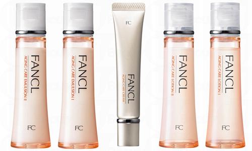 FANCL 今個秋冬將旗下護膚品換上新裝，推出針對補濕及抗老的水盈補濕系列及膠原修護系列，專注調理和修護肌底，幫助肌膚細胞回復吸收、更生及膠原蛋白合成等各項機能。更把size 變得更迷你，鎖定營養黃金期，確保產品開瓶後仍能一直保持內裡養份新鮮，徹底發揮效用。