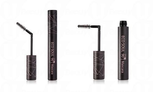 韓國美容品牌The Saem 早於去年已經起任超人氣組合BIG BANG隊長G-Dragon為代言人，其中招牌紅色唇膏更成為經常缺貨的人氣產品。近日G-Dragon 再度為品牌新產品 - 可以90度轉的睫毛液拍攝造型照。這次無論代言人和產品本身都話題性十足，相信睫毛液一定會再度成為缺貨產品！