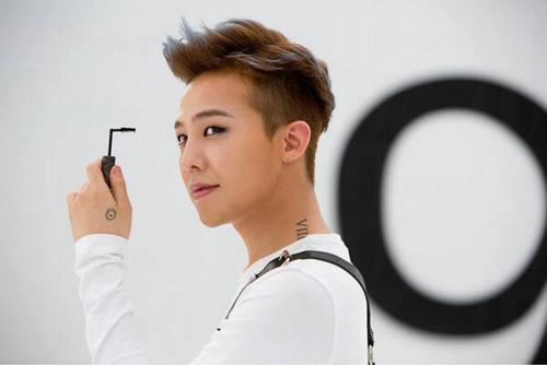 韓國美容品牌The Saem 早於去年已經起任超人氣組合BIG BANG隊長G-Dragon為代言人，其中招牌紅色唇膏更成為經常缺貨的人氣產品。近日G-Dragon 再度為品牌新產品 - 可以90度轉的睫毛液拍攝造型照。這次無論代言人和產品本身都話題性十足，相信睫毛液一定會再度成為缺貨產品！