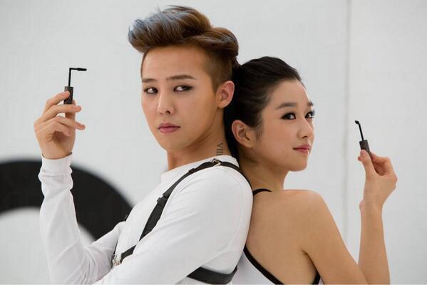 韓國美容品牌The Saem 早於去年已經起任超人氣組合BIG BANG隊長G-Dragon為代言人，其中招牌紅色唇膏更成為經常缺貨的人氣產品。近日G-Dragon 再度為品牌新產品 - 可以90度轉的睫毛液拍攝造型照。這次無論代言人和產品本身都話題性十足，相信睫毛液一定會再度成為缺貨產品！