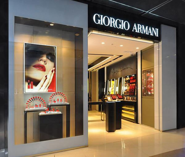 位於中環ifc廣場的Giorgio Armani Beauty專門店已於日前全新開幕,當日更有許志安先生、名模Amanda S. 等名人到場。專門店貫徹品牌簡約優雅的設計風格,除了有粉底展示專區、makeup bar可以大試品牌彩妝,更有自成一角的Prive香氛專區,可像Wine Tasting品酒般細味品牌香水。 位於中環ifc廣場的Giorgio Armani Beauty專門店已於日前全新開幕,當日更有許志安先生、名模Amanda S. 等名人到場。專門店貫徹品牌簡約優雅的設計風格,除了有粉底展示專區、makeup bar可以大試品牌彩妝,更有自成一角的Prive香氛專區,可像Wine Tasting品酒般細味品牌香水。