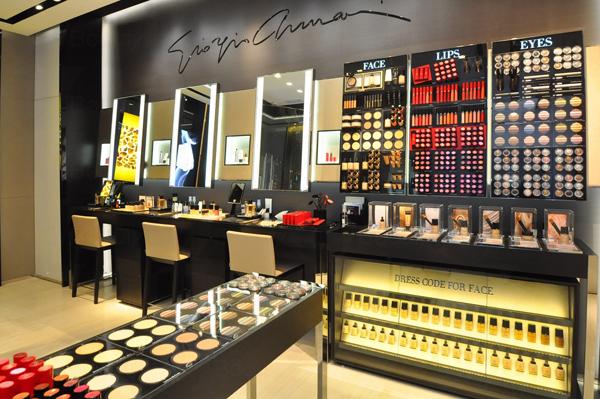 位於中環ifc廣場的Giorgio Armani Beauty專門店已於日前全新開幕,當日更有許志安先生、名模Amanda S. 等名人到場。專門店貫徹品牌簡約優雅的設計風格,除了有粉底展示專區、makeup bar可以大試品牌彩妝,更有自成一角的Prive香氛專區,可像Wine Tasting品酒般細味品牌香水。 位於中環ifc廣場的Giorgio Armani Beauty專門店已於日前全新開幕,當日更有許志安先生、名模Amanda S. 等名人到場。專門店貫徹品牌簡約優雅的設計風格,除了有粉底展示專區、makeup bar可以大試品牌彩妝,更有自成一角的Prive香氛專區,可像Wine Tasting品酒般細味品牌香水。