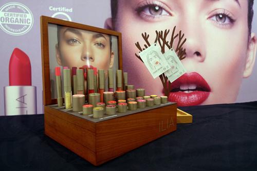 美國有機彩妝品牌ILIA 蘊含芝麻籽油、玫瑰果油及木瓜精華油，為雙唇提供極度滋潤成分，顏色更貼服，四小時持久不脫色，打破有機唇膏「不上色」的宿命，滋潤與上色度俱備！