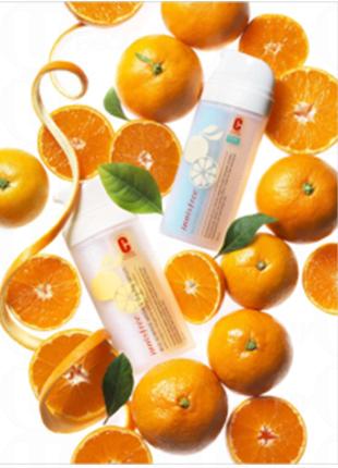 不少人都知道維他命C 是最有效的抗氧美白成份，來自濟州innisfree 更發現柑橘皮所含有的維他命C 較柑橘果肉高4 倍，故以柑橘皮推出生機蜜柑維C臻白系列，精華素以美白和收毛孔作主打，更以濟州有機柑橘之中的維他命C 為主要成份，為肌膚美白同時保濕。