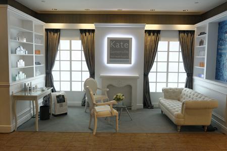 近來化妝護膚界大吹韓風下，不少韓牌爭相來港插旗設專門店。在一片「韓流」底下，荷李活首屈一指專業美容護膚專家Kate Somerville 卻信心十足，將她的美容版圖擴展至香港，令你在家中也能享用荷李活星級名人如Paris Hilton、Taylor Swift、Christina Aguilera、Katy Perry 都愛用的星級皮膚護理產品。