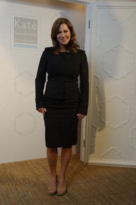 近來化妝護膚界大吹韓風下，不少韓牌爭相來港插旗設專門店。在一片「韓流」底下，荷李活首屈一指專業美容護膚專家Kate Somerville 卻信心十足，將她的美容版圖擴展至香港，令你在家中也能享用荷李活星級名人如Paris Hilton、Taylor Swift、Christina Aguilera、Katy Perry 都愛用的星級皮膚護理產品。