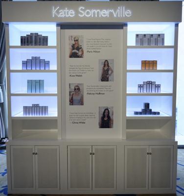 近來化妝護膚界大吹韓風下，不少韓牌爭相來港插旗設專門店。在一片「韓流」底下，荷李活首屈一指專業美容護膚專家Kate Somerville 卻信心十足，將她的美容版圖擴展至香港，令你在家中也能享用荷李活星級名人如Paris Hilton、Taylor Swift、Christina Aguilera、Katy Perry 都愛用的星級皮膚護理產品。