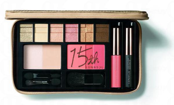 今年是Kanebo 旗下彩妝LUNASOL 推出15 週年，為了紀念這個重要時刻的到來，LUNASOL特別推出15週年紀念彩妝盤，只在日本部分百貨公司有售。2 月遊日的姊妹們可以留意一下。