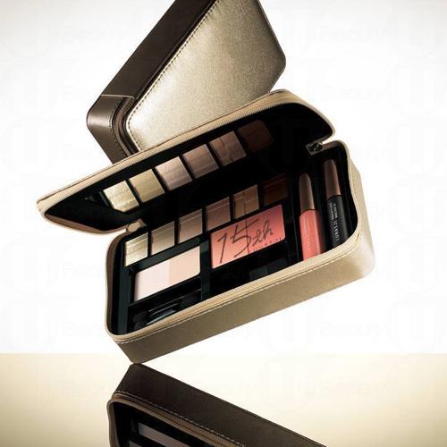 今年是Kanebo 旗下彩妝LUNASOL 推出15 週年，為了紀念這個重要時刻的到來，LUNASOL特別推出15週年紀念彩妝盤，只在日本部分百貨公司有售。2 月遊日的姊妹們可以留意一下。