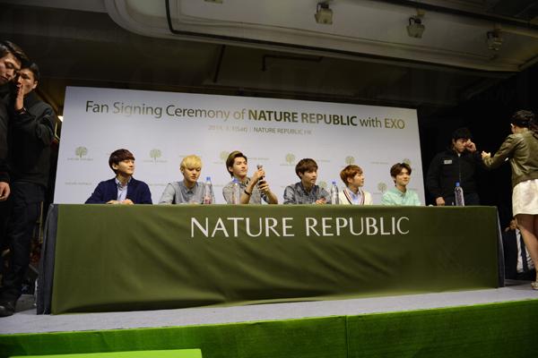 又一韓牌抵港！早前草本成份作主要材料的Nature Republic 正式在香港旺角開設分店。為慶祝品牌成功進軍香港，Nature Republic 更邀請其代言人 韓國偶像組合EXO 成員來港舉行發佈會，更於Nature Republic 旺角1號店舉行簽名會活動，引來EXO不少粉絲到場一暏偶像風采！