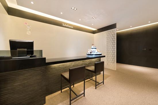 以人蔘草藥護膚作主打的Sulwhasoo雪花秀,將於尖沙咀開設全新概念Sulwhasoo Beauty Lounge,以韓方藥理和傳統韓式穴位經絡按摩手法,為肌膚滋補養分,瞬間調和肌膚元氣,達至陰陽平衡。另外品牌亦為其皇牌產品First Care Activating Serum (潤燥精華) 推出 90 ml 限量版,以賦活肌膚青春元氣的人蔘,為肌膚調養補生,特別適合轉季作深度呵護。 以人蔘草藥護膚作主打的Sulwhasoo雪花秀,將於尖沙咀開設全新概念Sulwhasoo Beauty Lounge,以韓方藥理和傳統韓式穴位經絡按摩手法,為肌膚滋補養分,瞬間調和肌膚元氣,達至陰陽平衡。另外品牌亦為其皇牌產品First Care Activating Serum (潤燥精華) 推出 90 ml 限量版,以賦活肌膚青春元氣的人蔘,為肌膚調養補生,特別適合轉季作深度呵護。