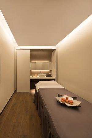 以人蔘草藥護膚作主打的Sulwhasoo雪花秀,將於尖沙咀開設全新概念Sulwhasoo Beauty Lounge,以韓方藥理和傳統韓式穴位經絡按摩手法,為肌膚滋補養分,瞬間調和肌膚元氣,達至陰陽平衡。另外品牌亦為其皇牌產品First Care Activating Serum (潤燥精華) 推出 90 ml 限量版,以賦活肌膚青春元氣的人蔘,為肌膚調養補生,特別適合轉季作深度呵護。 以人蔘草藥護膚作主打的Sulwhasoo雪花秀,將於尖沙咀開設全新概念Sulwhasoo Beauty Lounge,以韓方藥理和傳統韓式穴位經絡按摩手法,為肌膚滋補養分,瞬間調和肌膚元氣,達至陰陽平衡。另外品牌亦為其皇牌產品First Care Activating Serum (潤燥精華) 推出 90 ml 限量版,以賦活肌膚青春元氣的人蔘,為肌膚調養補生,特別適合轉季作深度呵護。