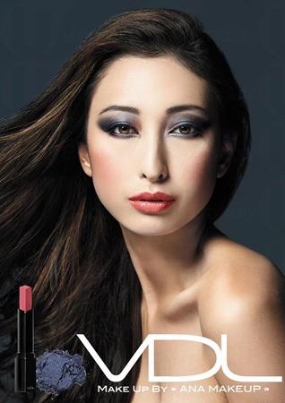 2014 年上半年絕對是韓妝的天下!韓國LG旗下彩妝VDL (Violet Dream Luminous)近日亦正式於香港尖沙咀落腳。VDL 由全球頂尖化妝師Wendy Rowe坐鎮,設計出不同妝物。VDL 皇牌產品有三合一唇膏、甲油及妝前底霜。VDL 包裝以黑色為主,十分簡單,但質素屬於專業級數,故受到不少化妝師喜愛。 2014 年上半年絕對是韓妝的天下!韓國LG旗下彩妝VDL (Violet Dream Luminous)近日亦正式於香港尖沙咀落腳。VDL 由全球頂尖化妝師Wendy Rowe坐鎮,設計出不同妝物。VDL 皇牌產品有三合一唇膏、甲油及妝前底霜。VDL 包裝以黑色為主,十分簡單,但質素屬於專業級數,故受到不少化妝師喜愛。