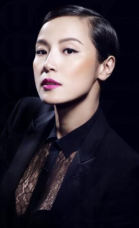 YSL 近日邀請形象率性自然、敢作敢為的何韻詩，及著名攝影師Paul Tsang(曾力山)親自操刀，為最新推出的胭脂及唇膏兩用新品 BABY DOLL KISS & BLUSH 進行拍攝，以其獨有的個人風格，演繹女性剛與柔的無限可能。品牌更舉行了派對，讓大家率先體驗體驗揉合了胭脂和唇膏兩種技術於一身的KISS & BLUSH 的無重質地。